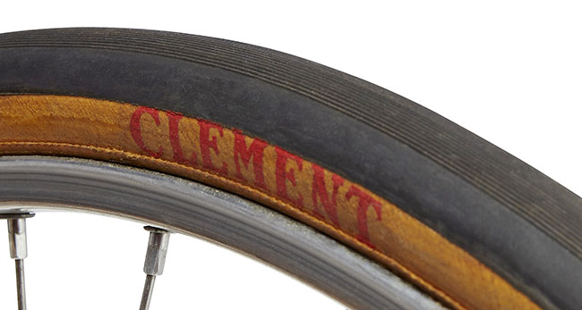 narrow tires on wide rims bike